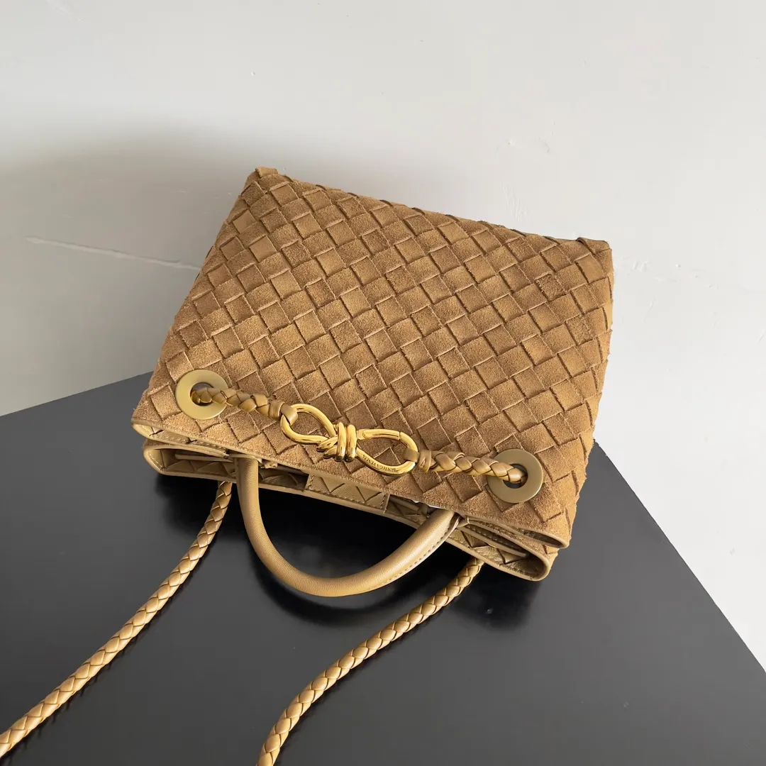 The 2023 new Andiamo batch of 1960 BV has been shipped‼ ️Really popular🔥The new Andiamo woven handbag launched by Bottega Veneta this season is really popular all over the world! ! Celebrities at home and abroad have worn it, and Oscar-winning actress Michelle Yeoh has taken it out on the street. Song Jia, Trai Yara, Yu Feihong, Sanji Ayaka, Rosie Hunting-Whiteley, Yoshioka Riho, etc. have all picked up this bag. It is classic and versatile, showing off its temperament, and the bag capacity is also large, which is very convenient for daily commuting! ! A variety of carrying methods, the shoulder straps can be adjusted by yourself, the original lambskin feels soft and delicate, and the neutral style is made to break gender boundaries and bring a more practical and longer-lasting use experience. Andiamo, which has both elegant and casual styles, perfectly interprets the true appearance of "fashionable old money style". Style number: 743568 (suede) Size: 25*22*10.5cm
